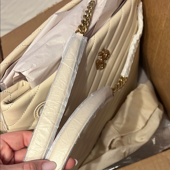 Tory Burch Cream Quilted Shoulder Bag NWT - Picture 2 of 10